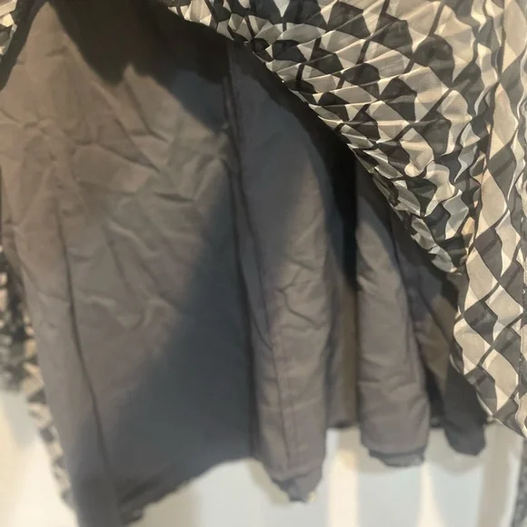 BANANA REPUBLIC XL blouse. Geometric pattern in shades of gray and black. EUC - Picture 5 of 8